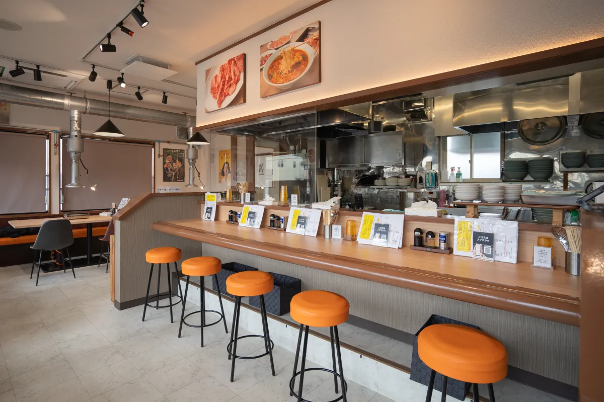りょうじの魂の明るい店内とカウンター席