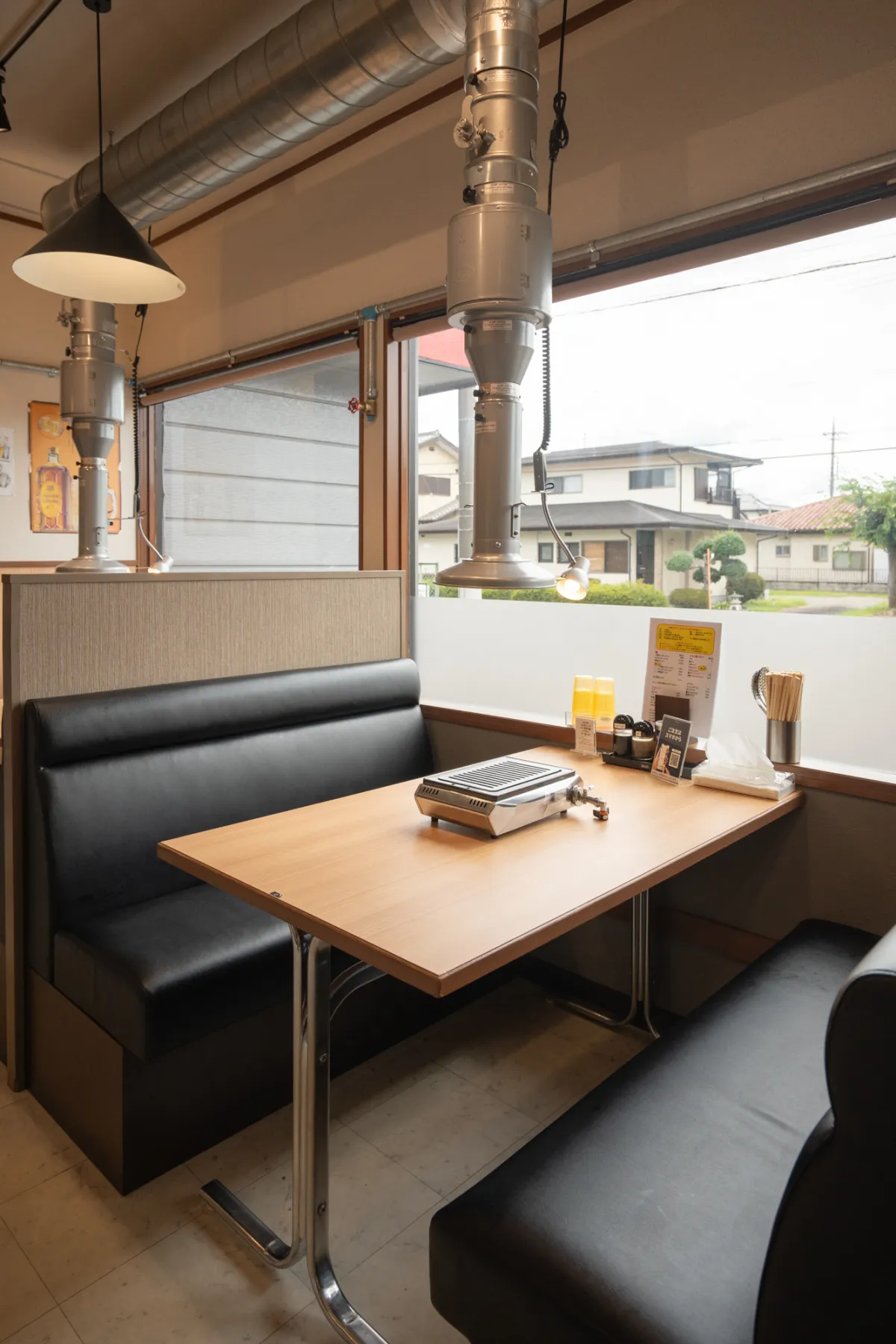 木の温もりを感じる、りょうじの魂の店内