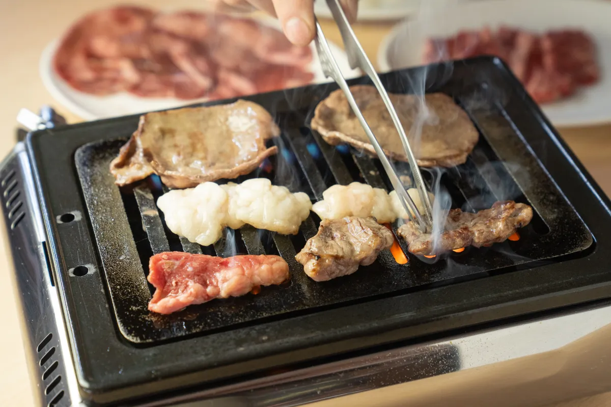 網の上で香ばしく焼き上がる厳選した焼肉